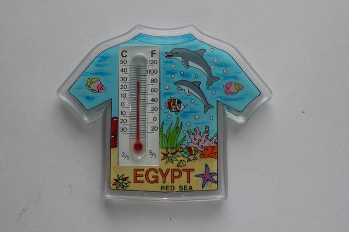 Сувениры из Хургады, Египет. Популярный сувенир из Хургады - магнит-термометр на холодильник в виде майки "Красное море"
