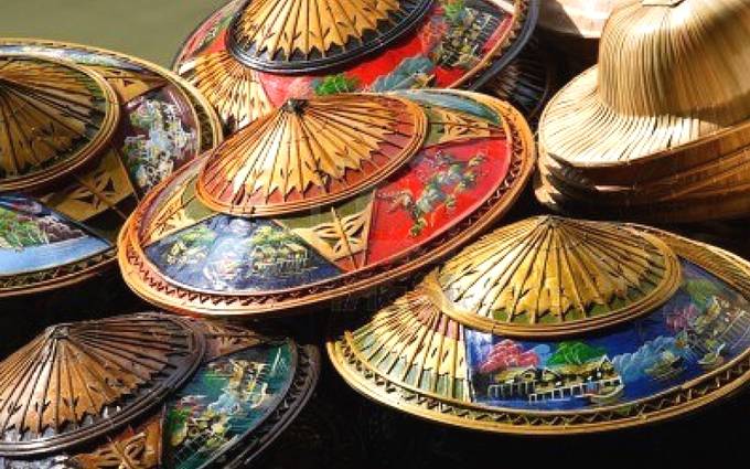 Сувениры из Хуа-Хина, Таиланд. Национальные тайские шапки - хороший сувенир их Хуа-Хина