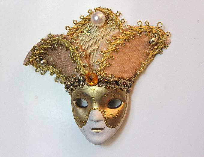 Сувениры из Венеции, Италия. Сувенир из Венеции - карнавальная маска в виде магнита на холодильник.