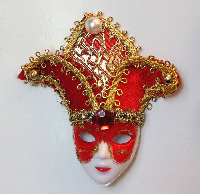 Сувениры из Венеции, Италия. Сувенир из Венеции - красная карнавальная маска в виде магнита на холодильник.