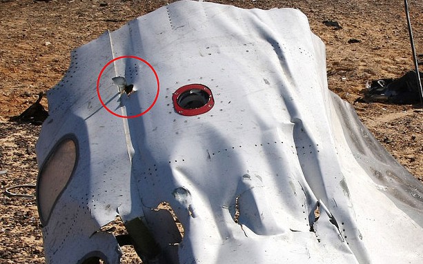 Помеченный участок показывает, где предположительно шрапнель после взрыва вышла из фюзеляжа А321 (фото ЕРА)