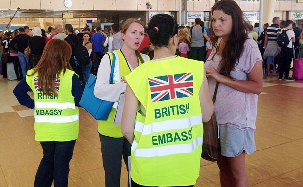 Представители британской дипмиссии оказывают помощь своим туристам (фото АР)