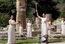 Храм Геры и Олимпийский огонь Фото Храм Геры и Олимпийский огонь (Олимпия, Греция)