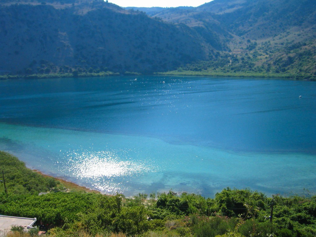 Озера естественного происхождения. Греция Крит озеро Курнас. Озеро Курна Крит. Трихонис озеро Греция. Пресное озеро на Крите.