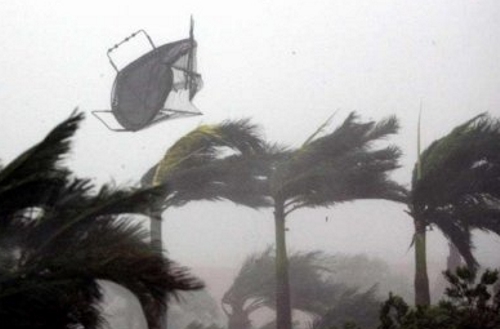 В Абу-Даби туристам пришлось спасаться от урагана