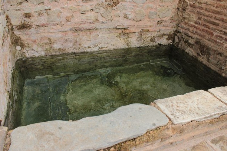 Сохранившийся минеральный бассейн