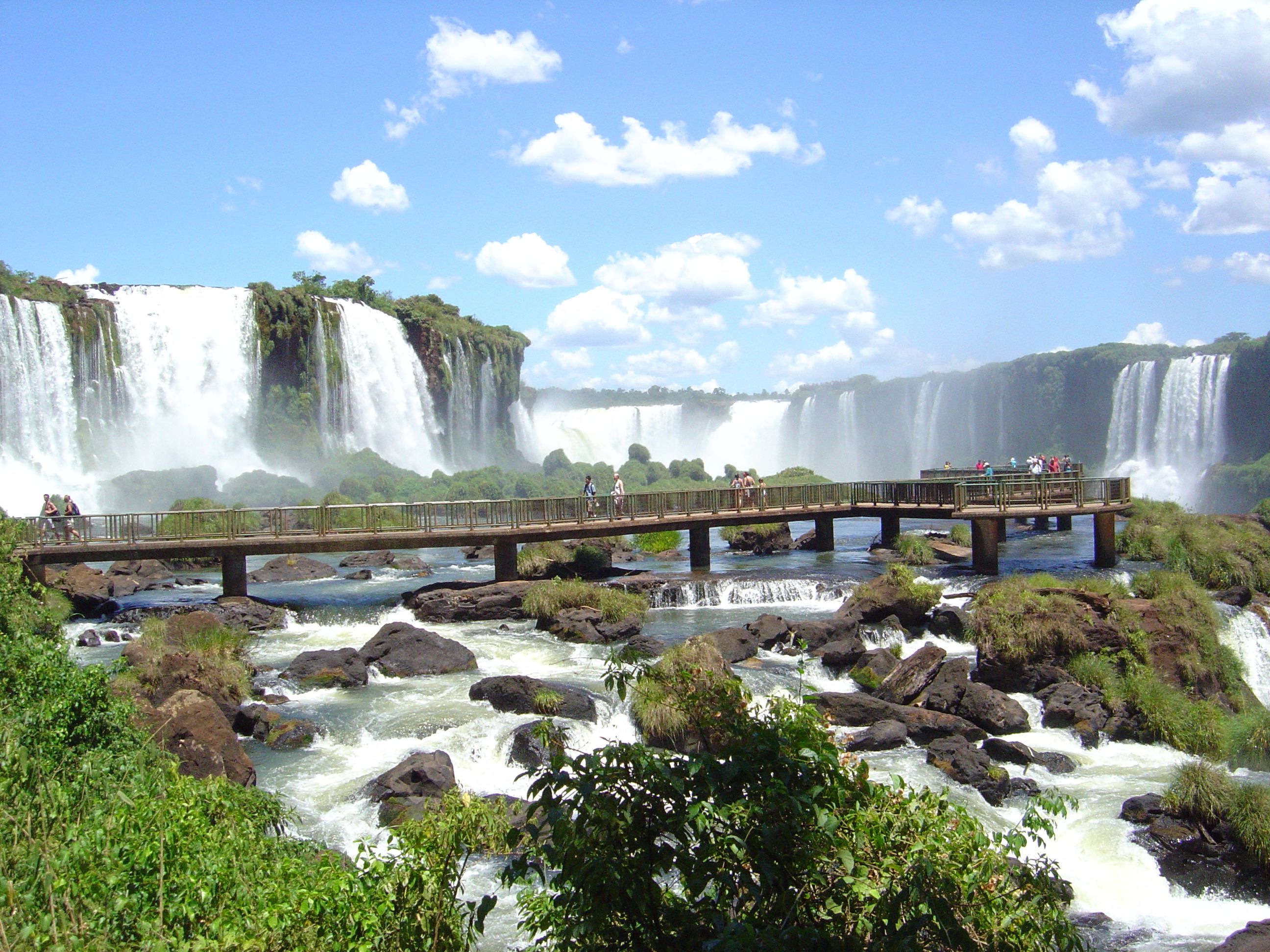 Водопады ю. Водопады Игуасу Аргентина Бразилия. Водопады Игуасу достопримечательности Бразилии. Аргентина достопримечательности водопады Игуасу. Водопад в Рио де Жанейро.