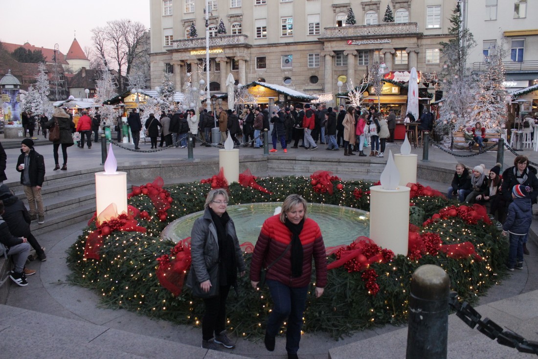 Венок Адвента на центральной площади Загреба