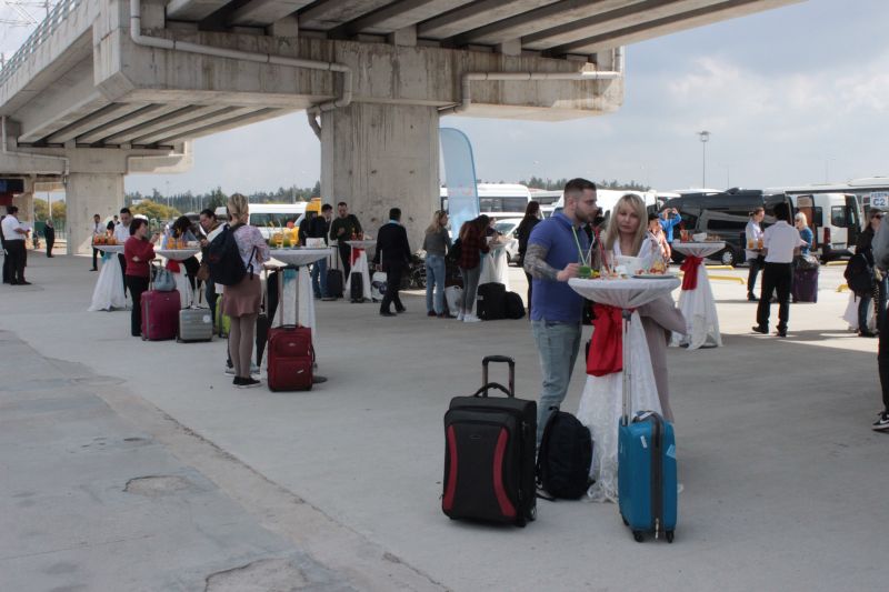 В аэропорту гостей встречают накрытыми столами 