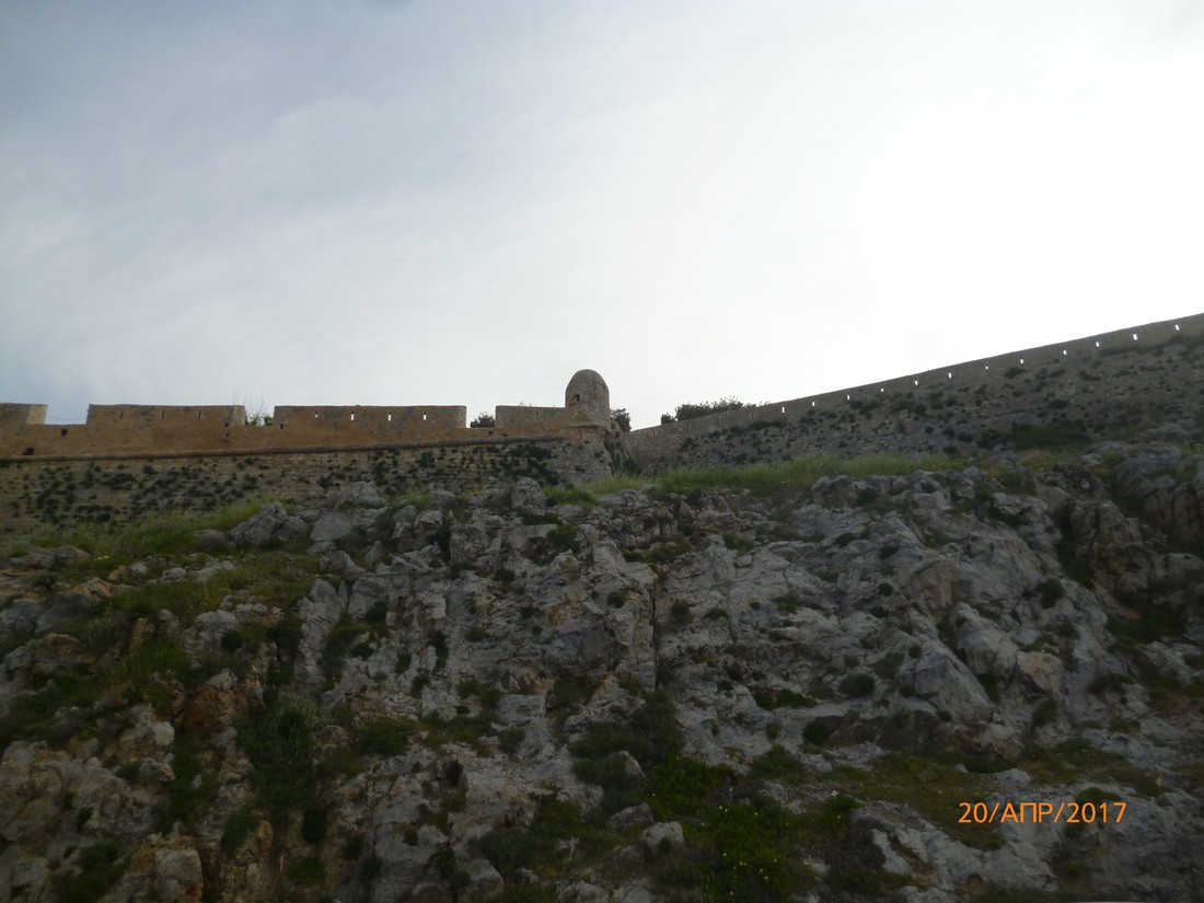 Греция - Величественная крепость Фортецца. Обнесена мощной стеной с тремя воротами и четырьмя бастионами.  