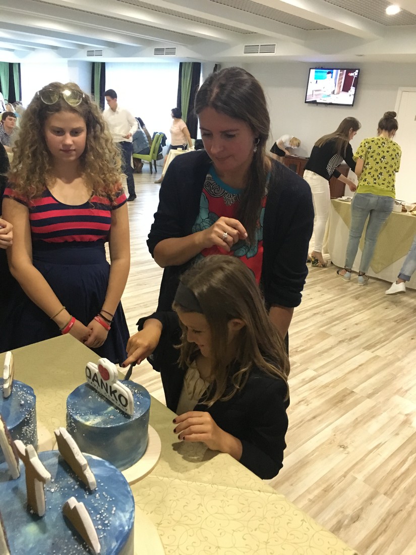 Генеральный директор – Оксана Люлинцева и ее дочь София разрезают торт.