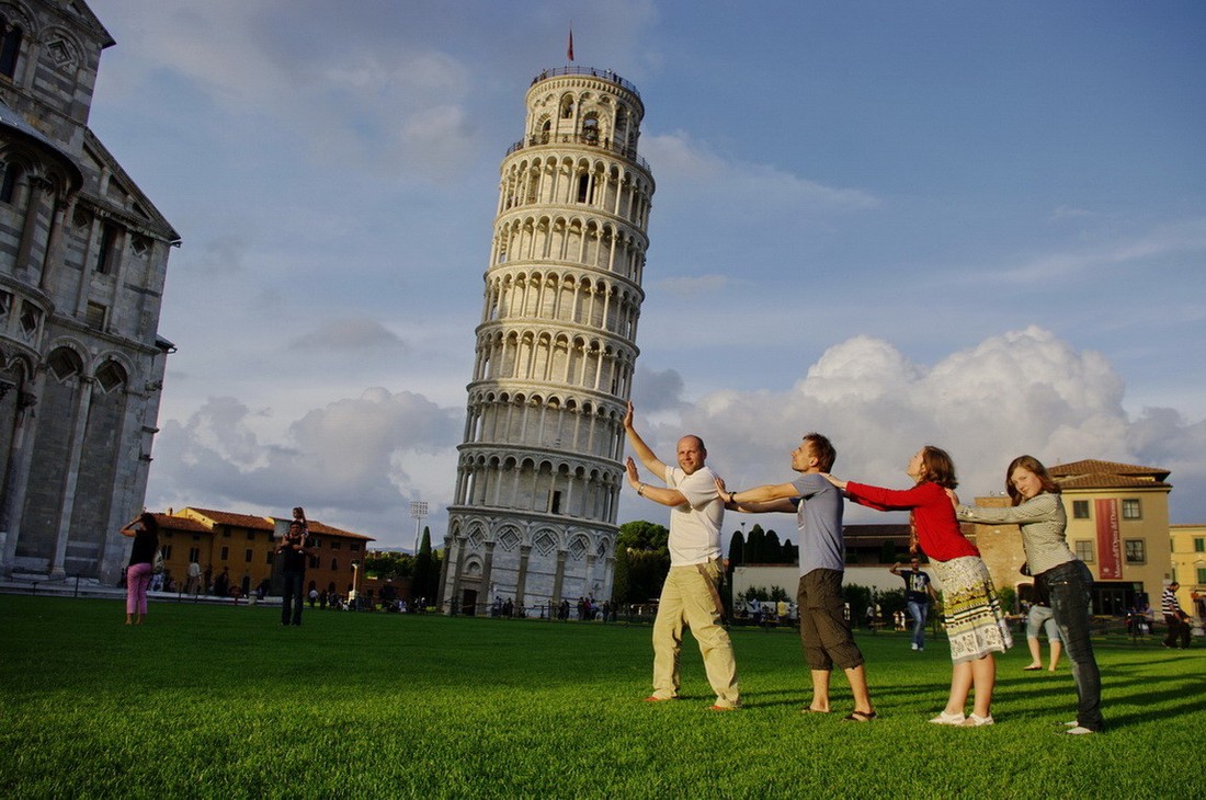 Соцсети шутят: Пизанскую башню выпрямили туристы