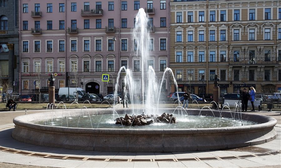Первые фонтаны заработали в Санкт-Петербурге после зимы