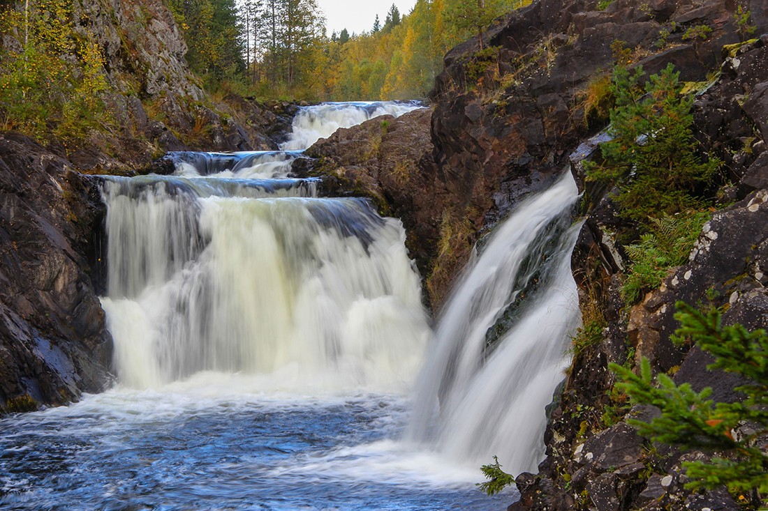 В Карелии турист, пытаясь сделать селфи, упал в водопад