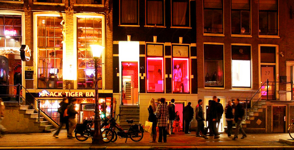 Штрафы, закрытие улиц и красные коды – как Амстердам борется с туристическим избытком