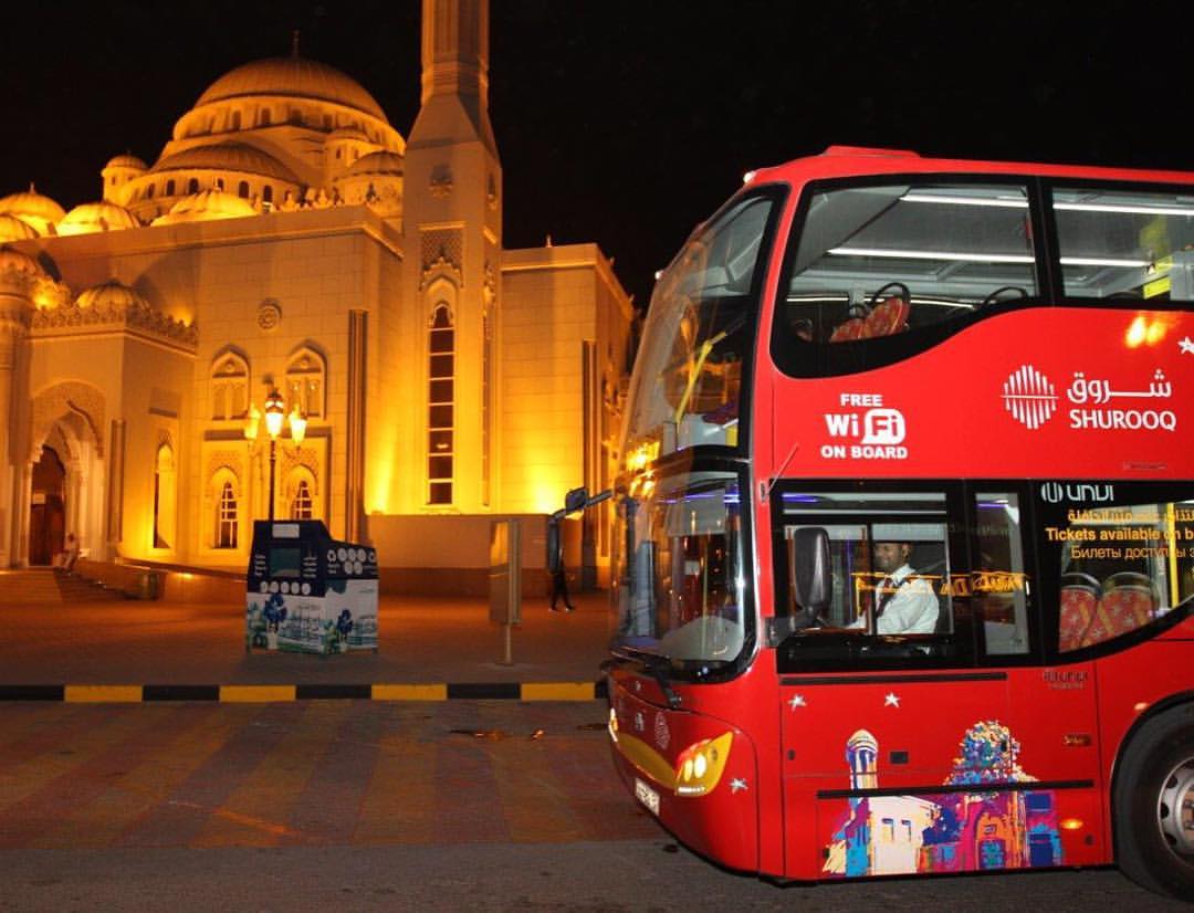 Вечерние автобусные экскурсии. Экскурсионный автобус в Шардже. City Sightseeing Sharjah. Автобусные экскурсии по вечерней Москве. Двухэтажный автобус Шарджа.