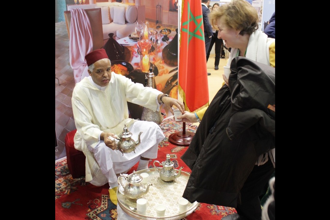 На стенде Марокко гостей угощают чаем