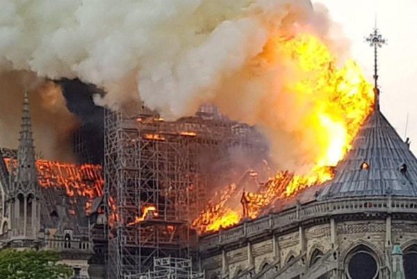 В Париже горит собор Парижской Богоматери, сведений о пострадавших российских туристов не поступало