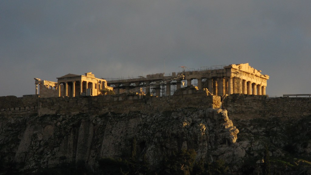 В Афинах молния ударила в Акрополь, пострадали туристы