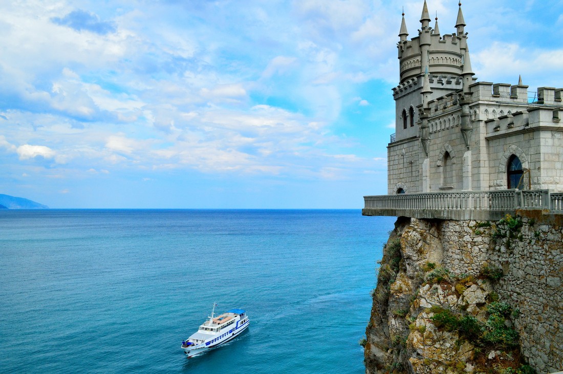 Крым отчитался о первом миллионе туристов, 60% загрузке отелей, и о снижении цен