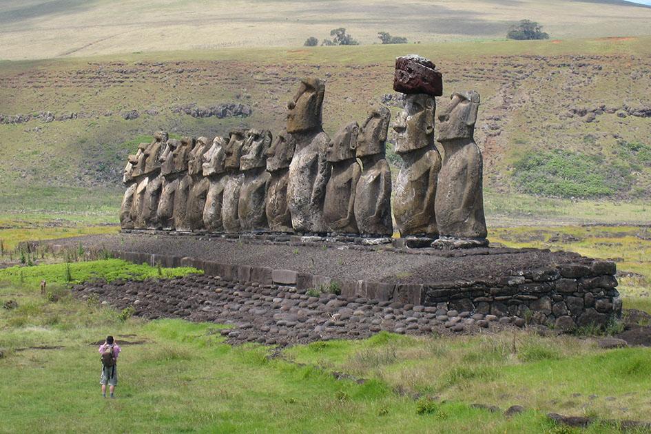 На острове Пасхи туристам запретят ковыряться в носу статуй