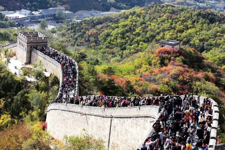 Овертуризм шагает по планете: Пекин ограничил доступ туристов на Великую Китайскую стену