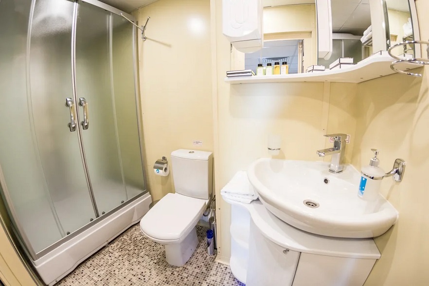 Увеличенная ванная комната с душевой кабиной.