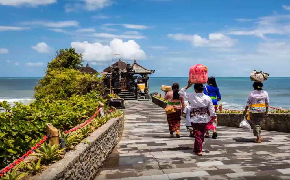 Бали откроют для иностранных туристов в октябре