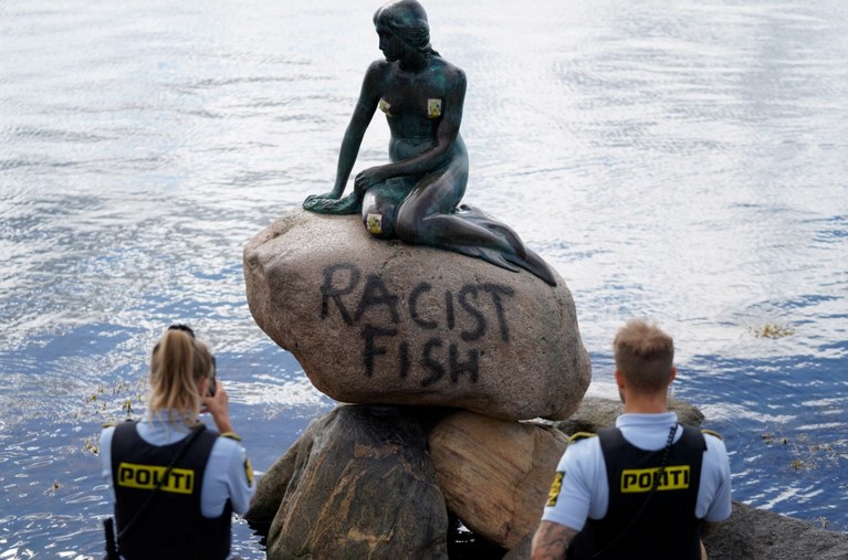 «Расистская рыба»: статую Русалочки в Копенгагене осквернили протестующие