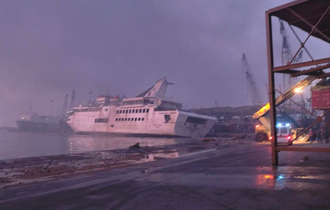 Взрыв потопил круизный лайнер Orient Queen. ФОТО
