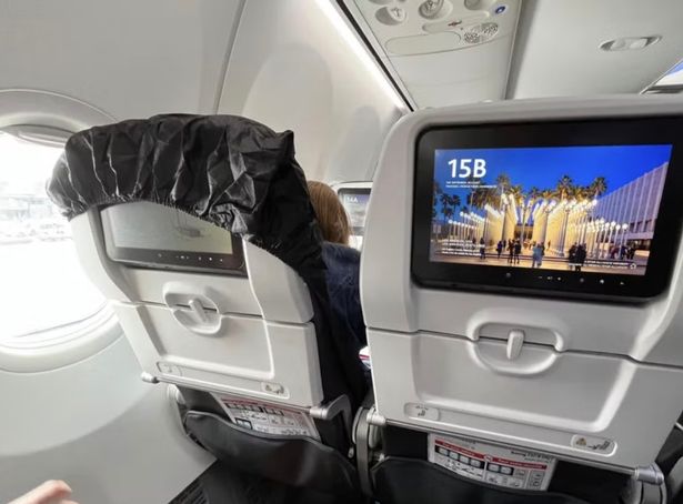 Туристка натянула черный пластиковый пакет на сиденье в самолете и вызвала возмущение
