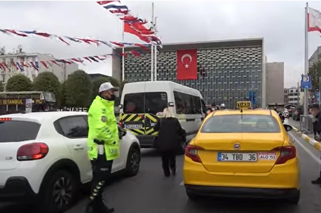 Российский турист в Турции забыл телефон в такси и был возмущен, когда водитель потребовал 100 долларов