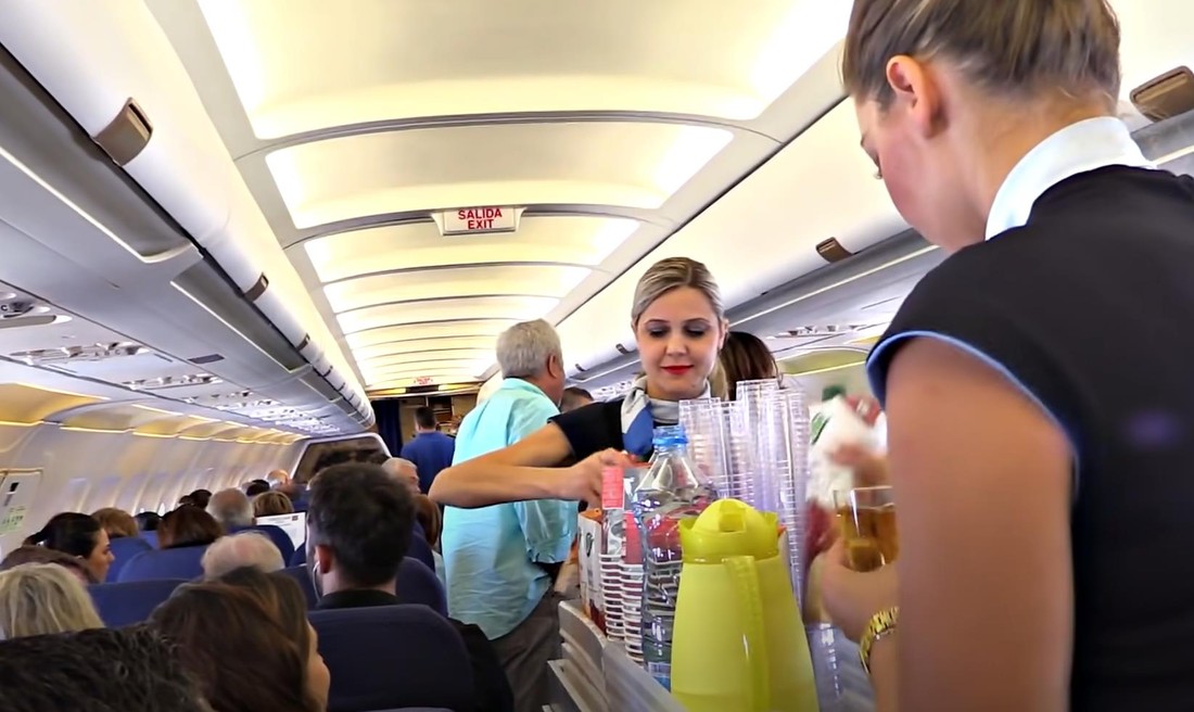 Туристам назвали напиток, которого надо избегать перед посадкой в самолет