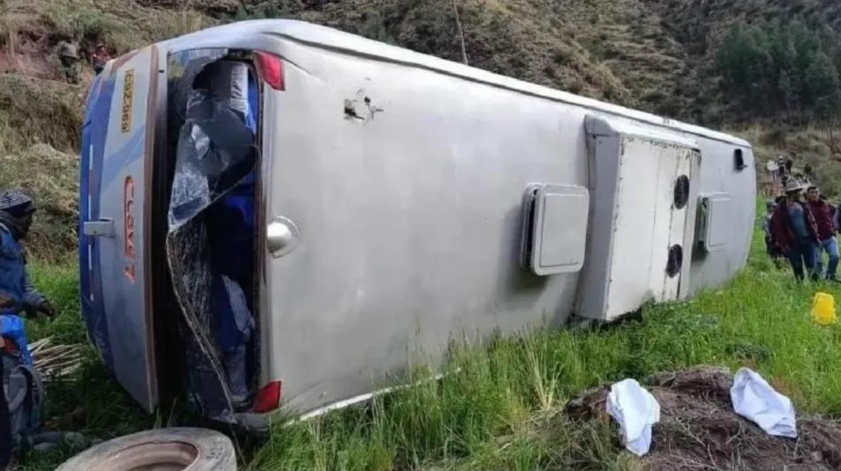 Автобус с туристами рухнул в пропасть во время экскурсии: есть погибшие