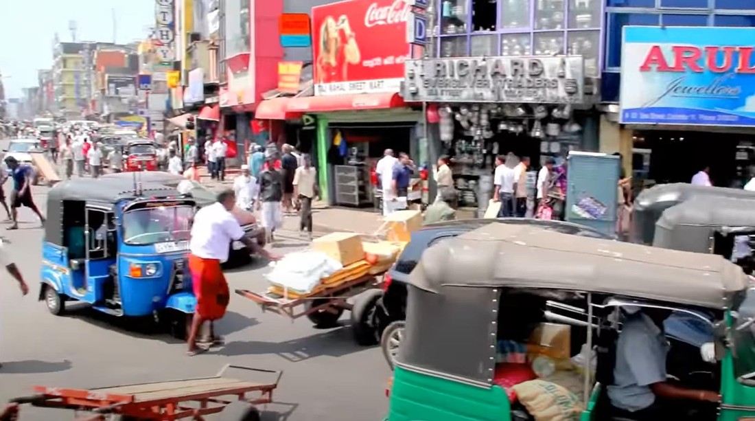 Туристов затравили водители тук-туков на Шри-Ланке, не давая им сесть в такси
