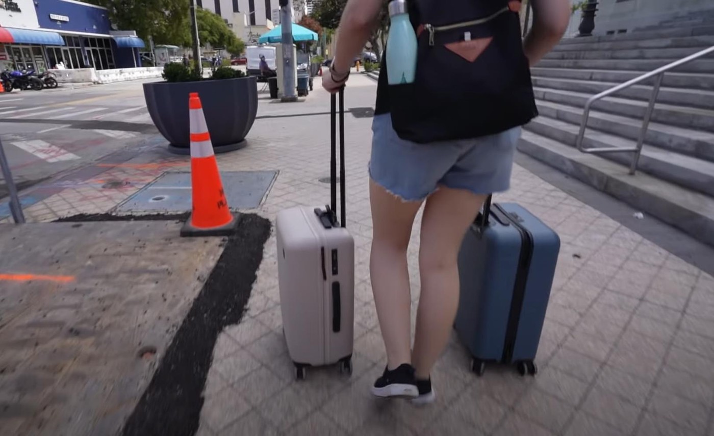 Туристка была шокирована на курорте, открыв причину странного шума, доносящегося из ее чемодана