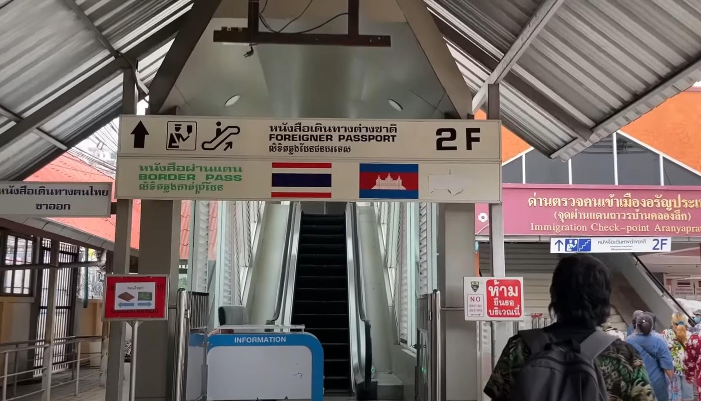 Туалета нет, одежда вымокла вся до трусов: российская туриста сообщила о 4-х часовой очереди на границе Таиланда