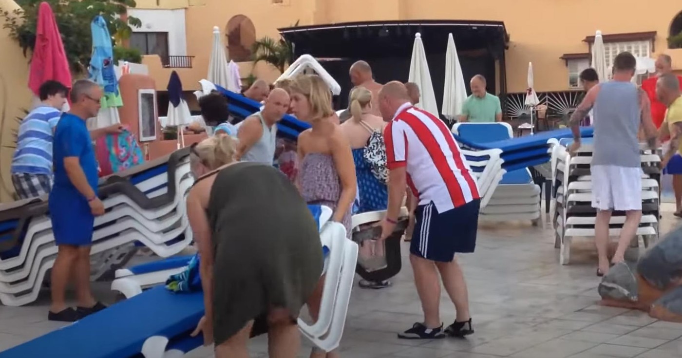 Это какое-то безумие: турист был шокирован, снимая на видео сражение за шезлонги в отеле популярного курорта