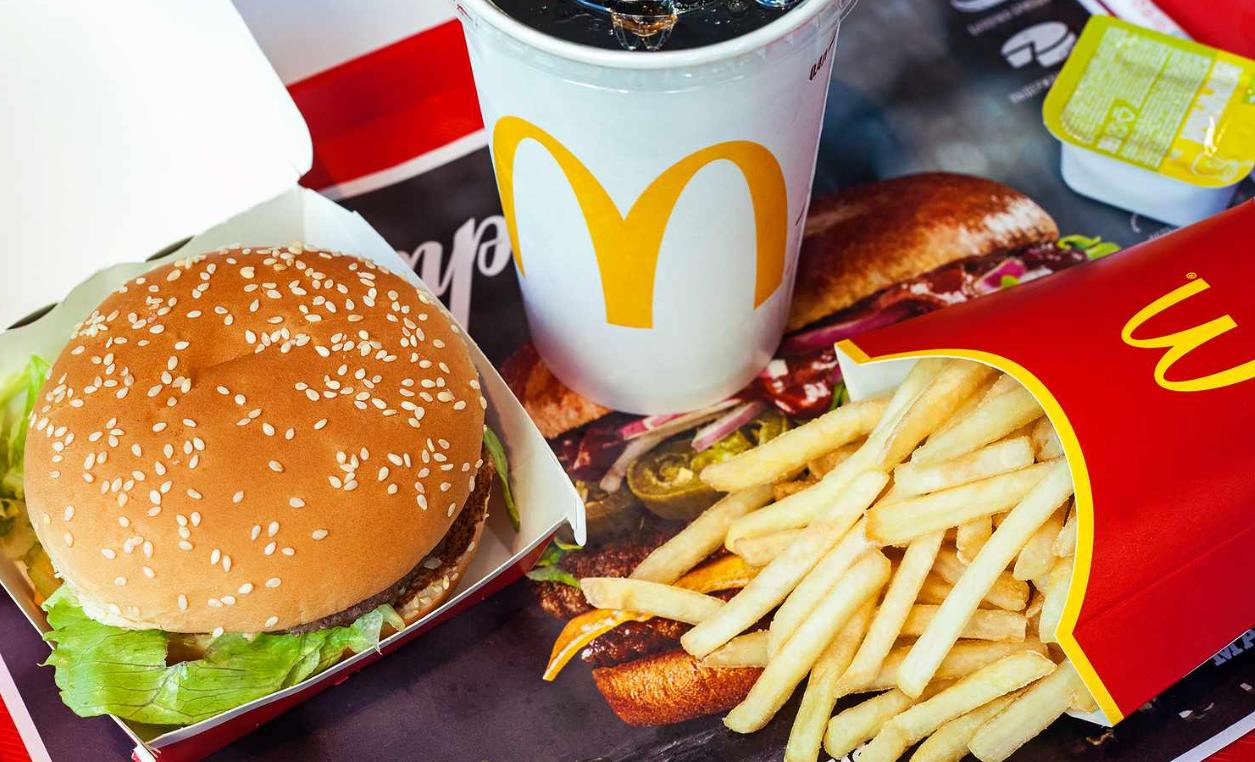 Туристка была шокирована, заплатив за 2 блюда в McDonald's 3’326 рублей