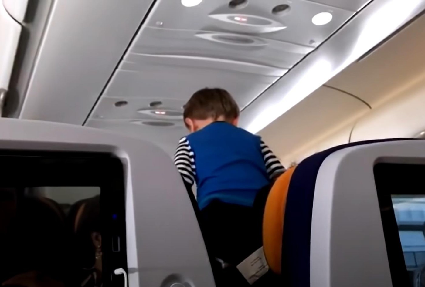 Пассажиры самолета возмущены тем, что ребенку разрешили использовать сиденья в качестве своего личного тренажерного зала