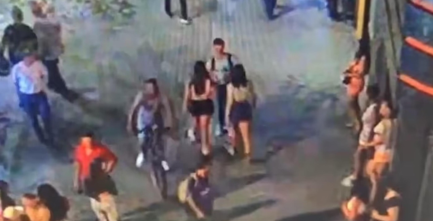 Три женщины в мини-юбках жестоко избили туриста прямо на улице, отобрав у него дорогой Apple iРhone