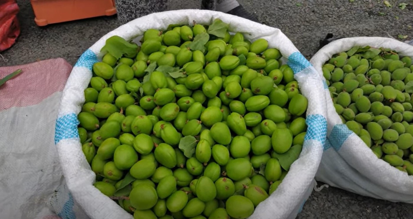 Российский турист в Азербайджане понял, почему там в больших количествах продают зеленые абрикосы, и был удивлен