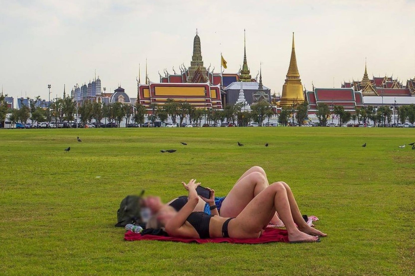 Туристки обнажились в парке для церемоний кремации королей Таиланда, вызвав взрыв в соцсетях
