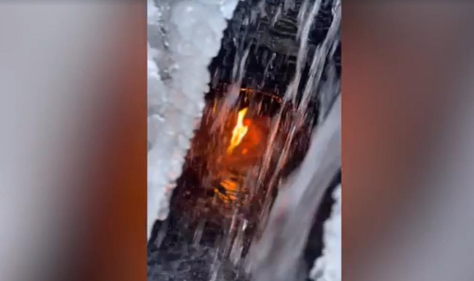 Турист наткнулся на вечный огонь внутри водопада и был удивлен