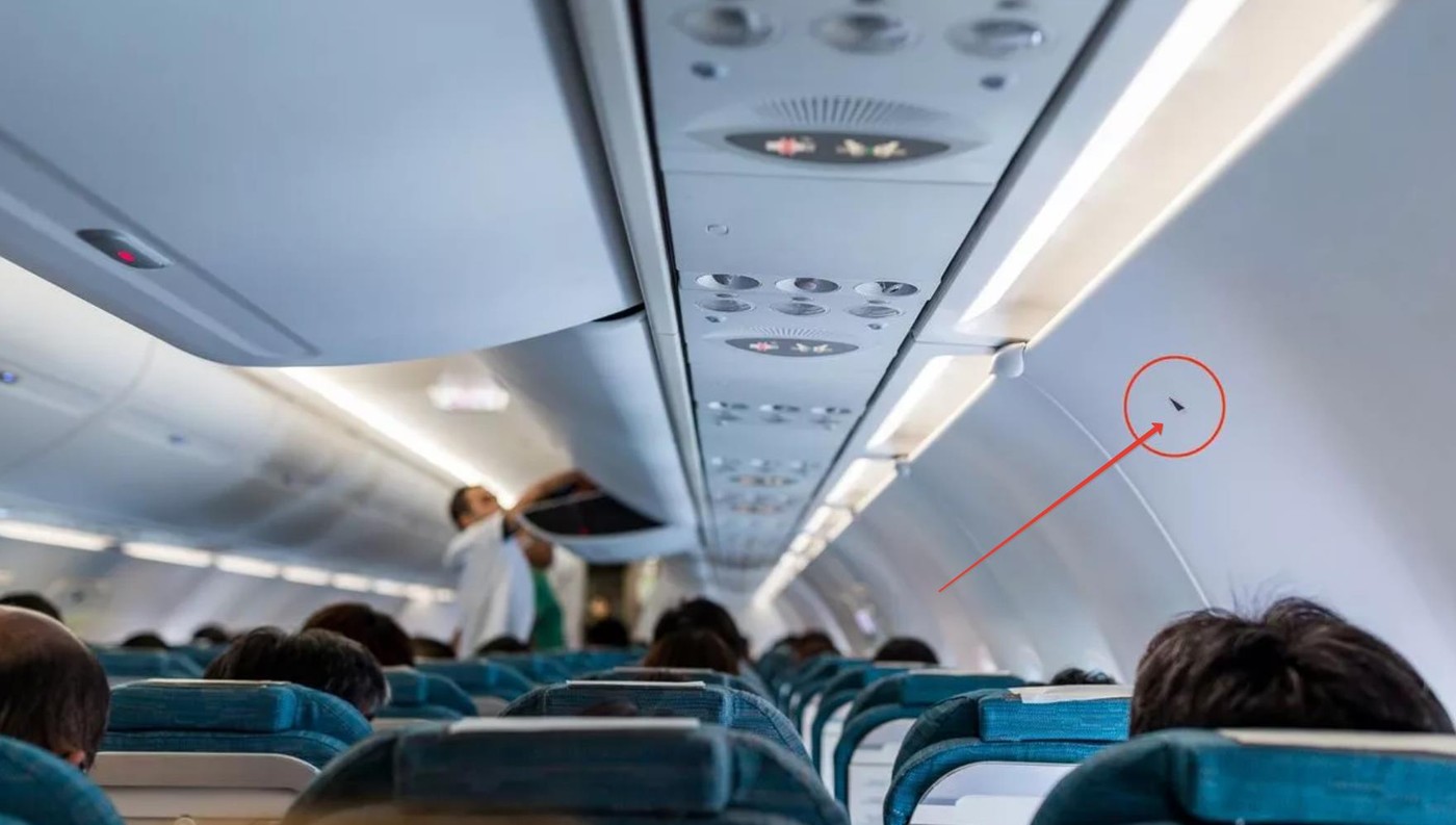 Стюардесса объясняет причину появления маленького черного треугольника над несколькими местами в каждом самолете