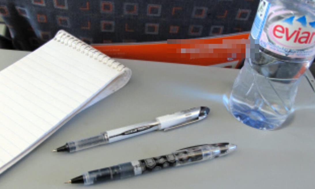 Пассажир пришел в ярость из-за того, что стюардесса отказалась одолжить шариковую ручку, пока он не заплатит
