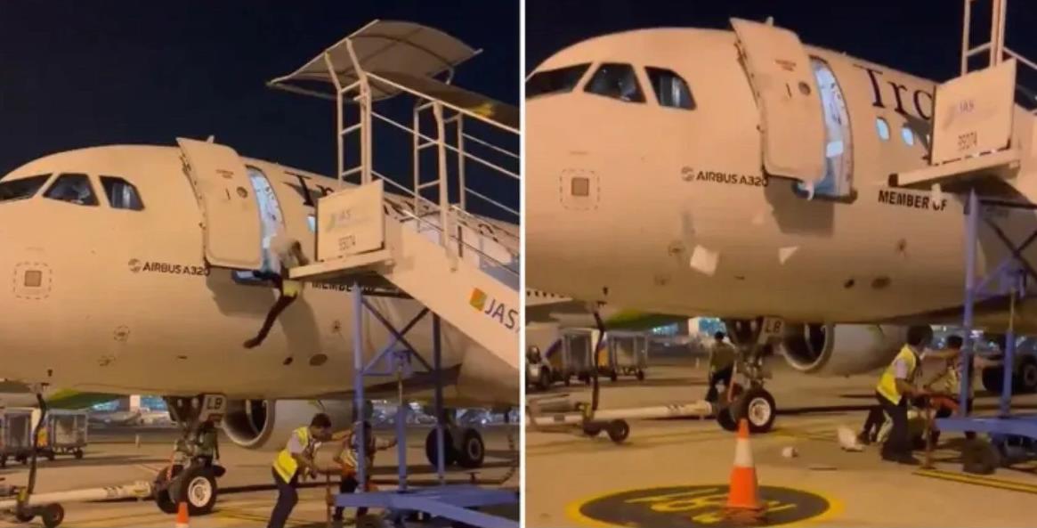 Сотрудник авиакомпании шагнул из самолета вместо трапа вниз на бетон